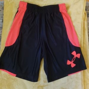 Mens L UA athletic shorts